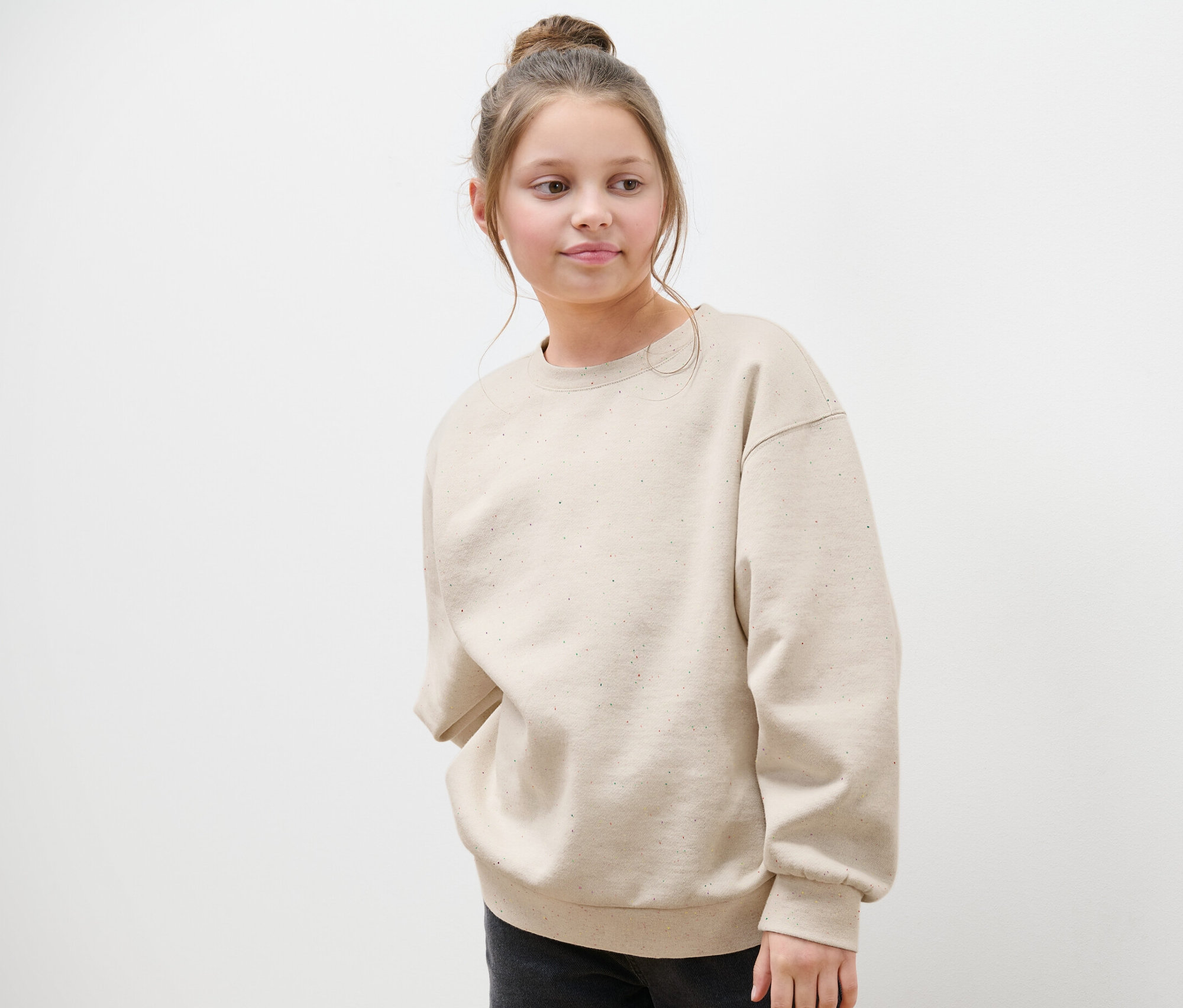 Mädchen in einem Kinder-Sweatshirt.