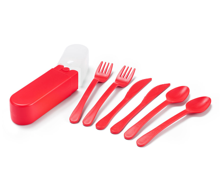 Rotes Picknick-Besteck neben der Hülle.