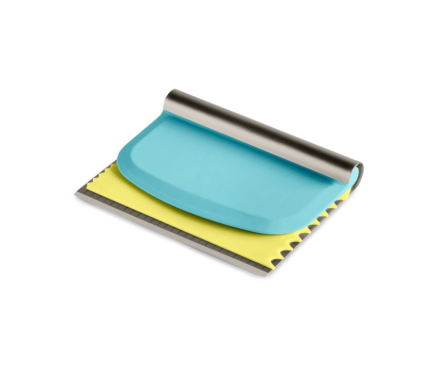 Nahaufnahme eines Backhelfer-Sets: blauer Teigschaber mit gelbem, gezacktem Rand.