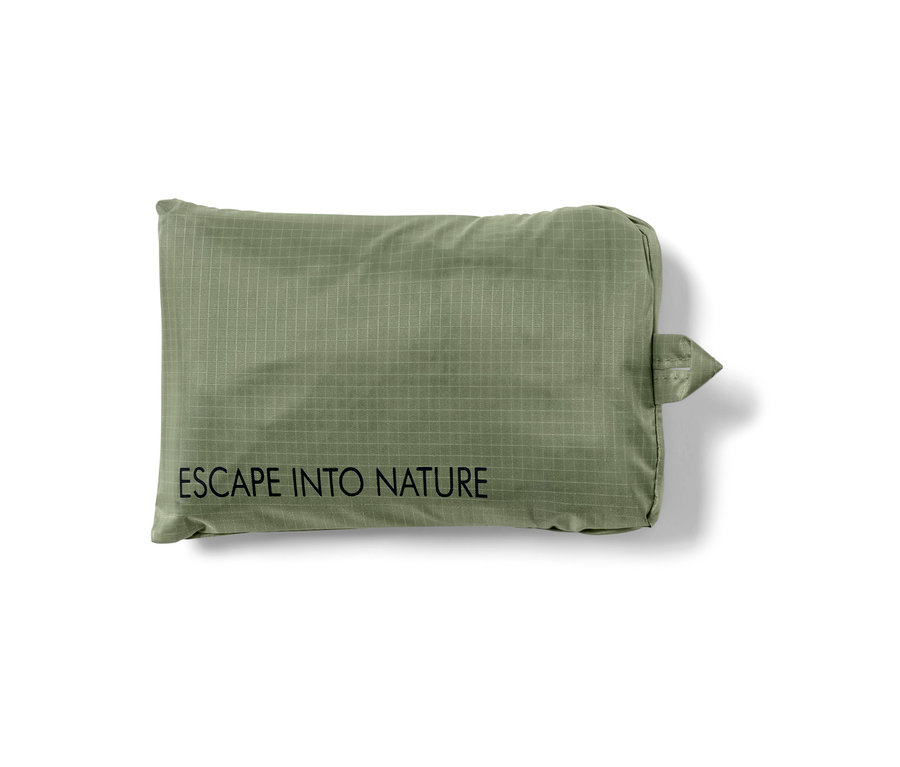 Eine verpackte Mini-Picknickdecke in Olivgrün mit dem Text "Escape into nature" auf einem weißen Hintergrund.