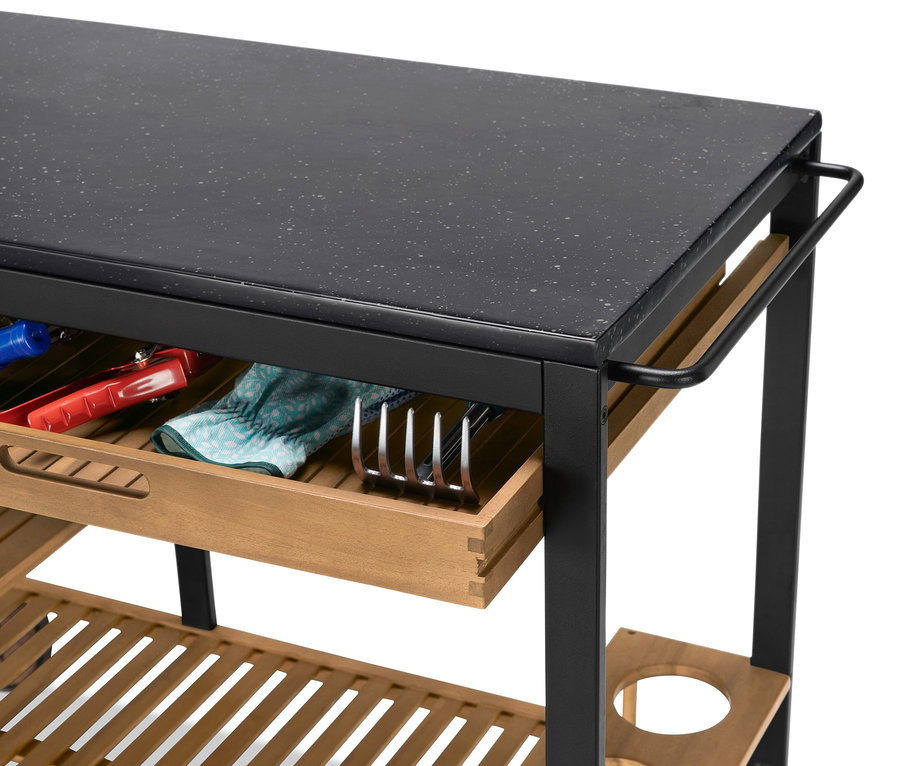 Detailansicht eines Grillwagens Elin mit Schublade, in der Grillutensilien aufbewahrt werden, und Arbeitsfläche.