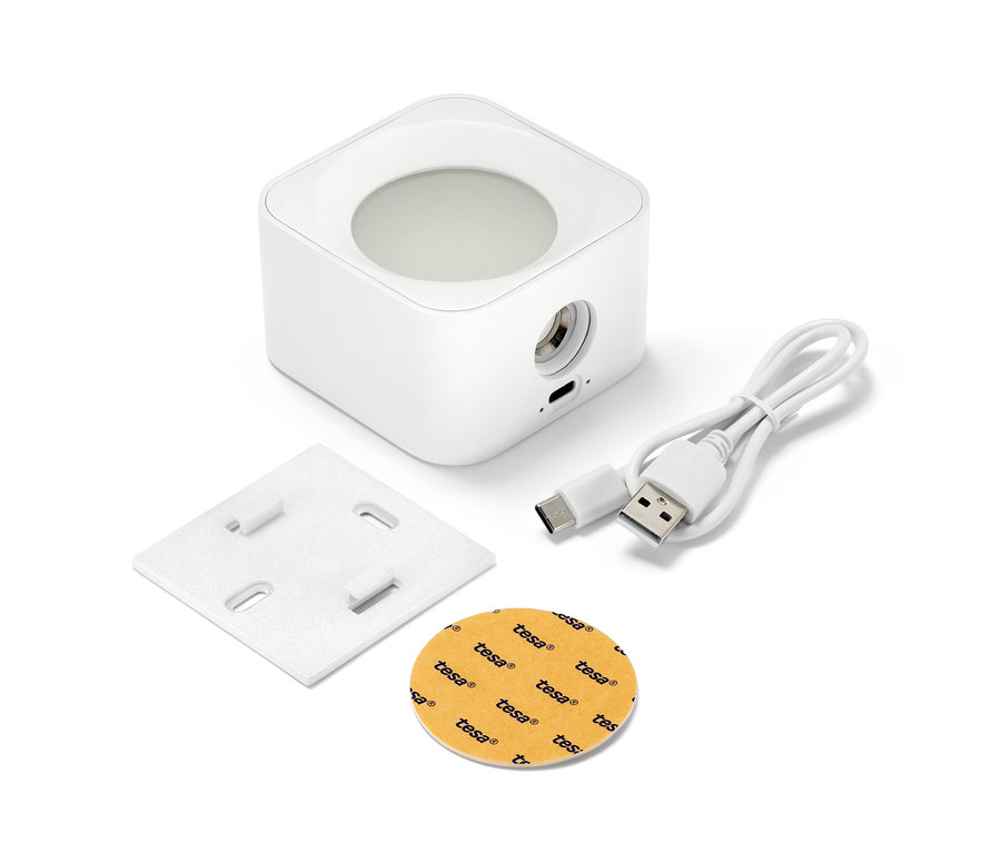 Eine weiße LED-Akku-Wandleuchte, eine Montageplatte, ein Ladekabel und eine Klebefläche auf weißem Hintergrund.