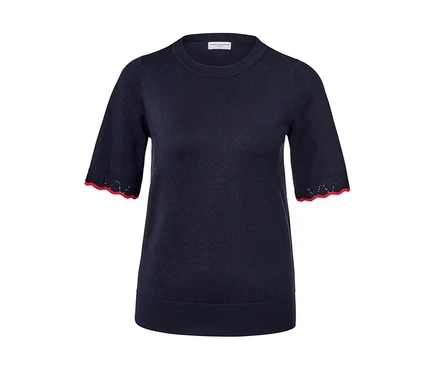 Dunkelblauer Feinstrickpullover mit kurzen Ärmeln und rotem Saum.