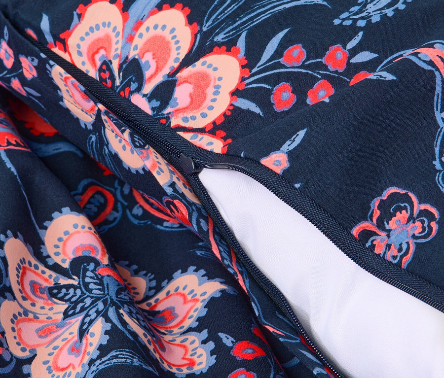 Detailansicht dunkelblauer Renforcé-Bettwäsche mit Reißverschluss und Blumenmuster.