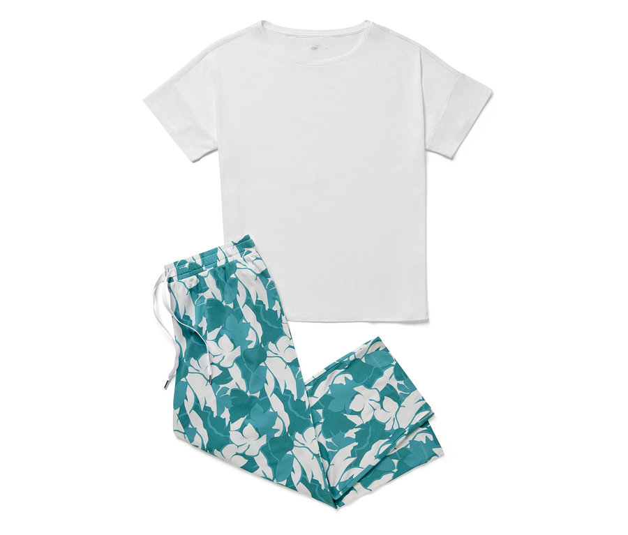 Weißes Pyjama-Oberteil und Hose mit Blumenmuster.