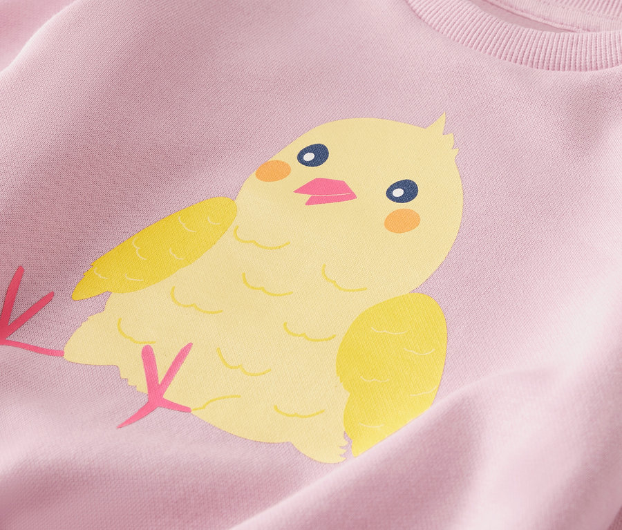 Detailansicht eines Kinder-Sweatshirts mit Küken-Motiv.