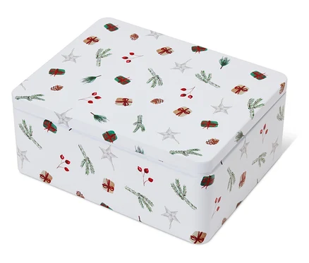 Eine weiße Blechdose mit weihnachtlichen Motiven aus Sternen, Zweigen, Beeren und Geschenken.