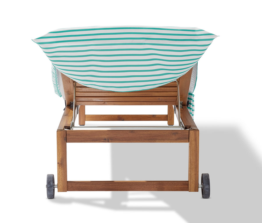Rückansicht einer hölzernen Sonnenliege mit Rädern und einem gestreiften Outdoor-Badetuch.