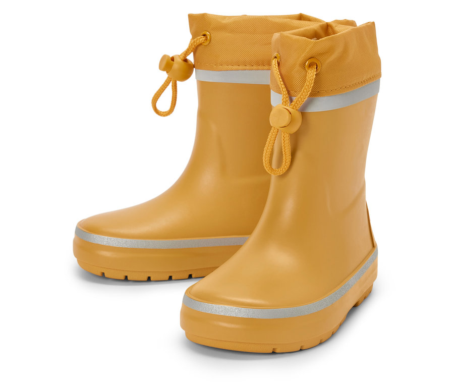 Ein Paar gelbe Gummistiefel mit reflektierenden Details.