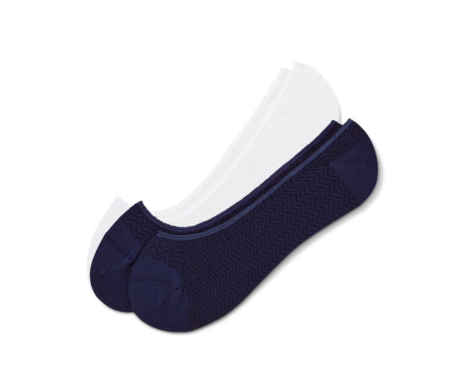 Zwei Paar Sneaker-Füßlinge, eins weiß, eins dunkelblau.