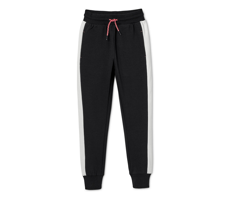 Schwarze Jogginghose aus 2-teiliger Sweat-Kombi mit weißem Streifen und rot-weißen Schnürsenkeln.