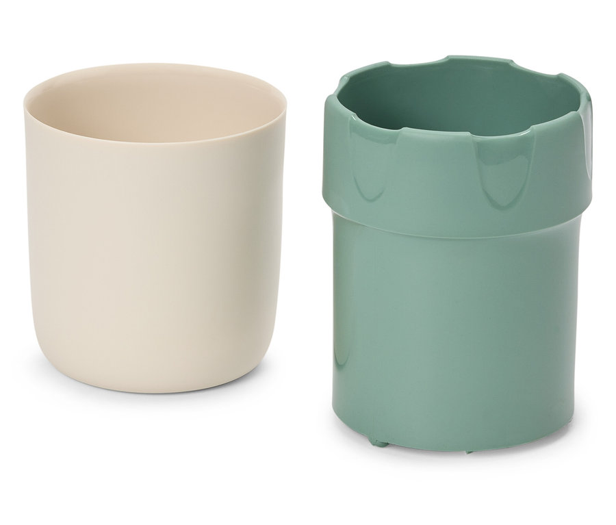 Zwei Becher, einer cremefarben, einer grün.