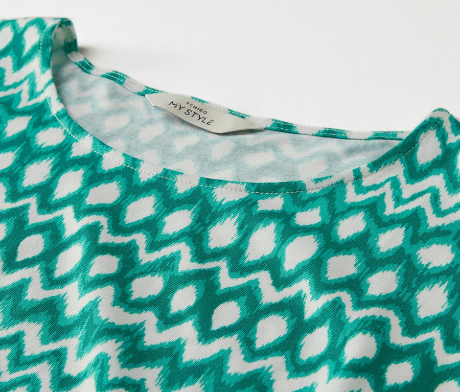 Detailansicht eines bedruckten Blusenshirts.