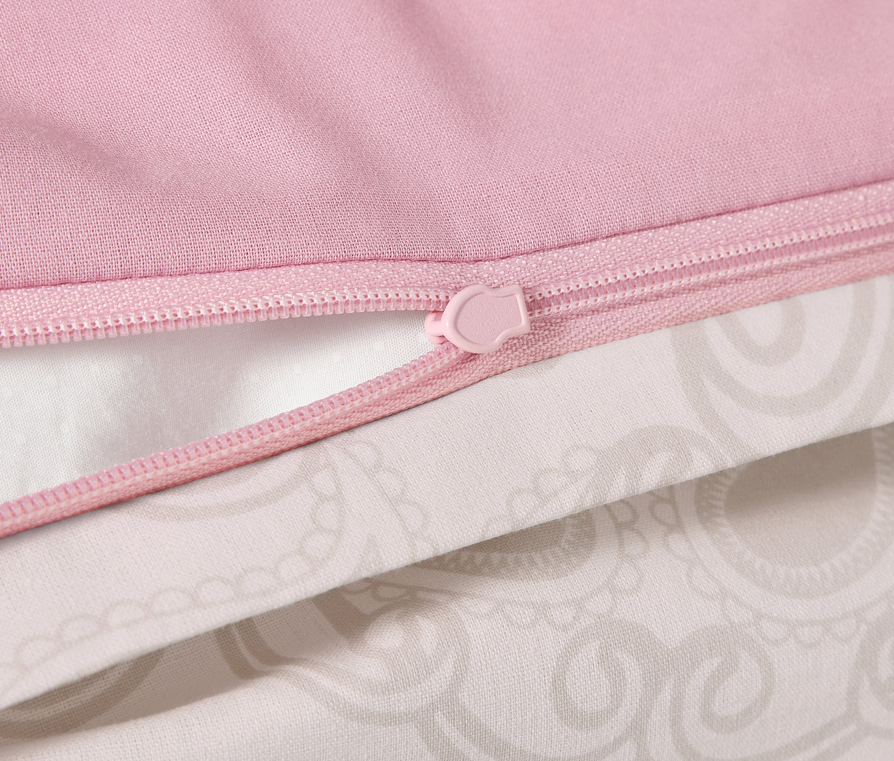 Detailansicht der rosa Renforcé-Bettwäsche mit Mandala-Muster und Reißverschluss in Normalgröße.