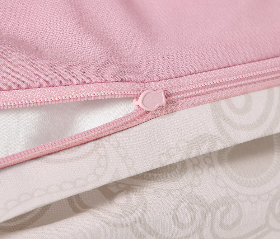 Detailansicht der rosa Renforcé-Bettwäsche mit Mandala-Muster und Reißverschluss in Normalgröße.