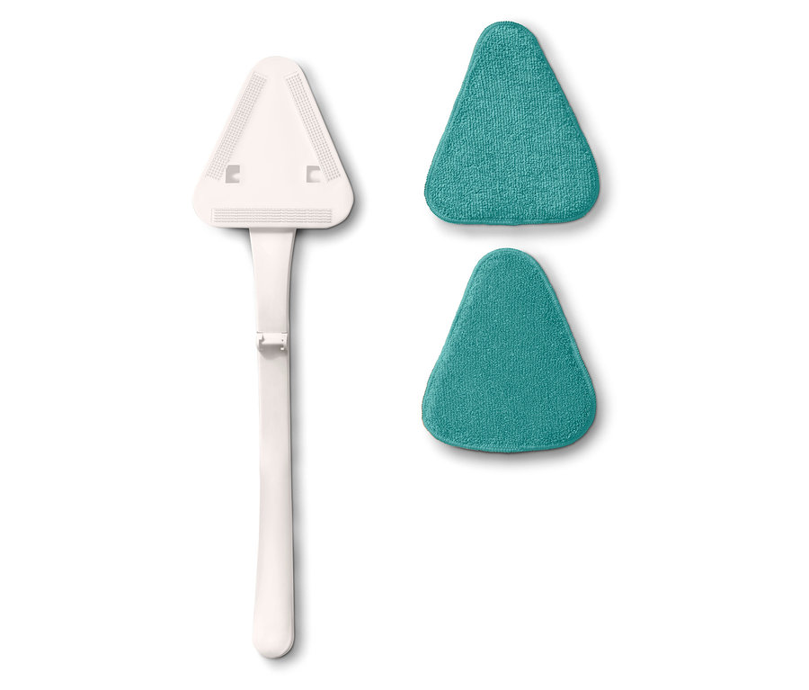 Ein weißer, dreieckiger Moppkopf mit Griff liegt neben zwei dreieckigen, blaugrünen Mopptüchern auf einem weißen Hintergrund.