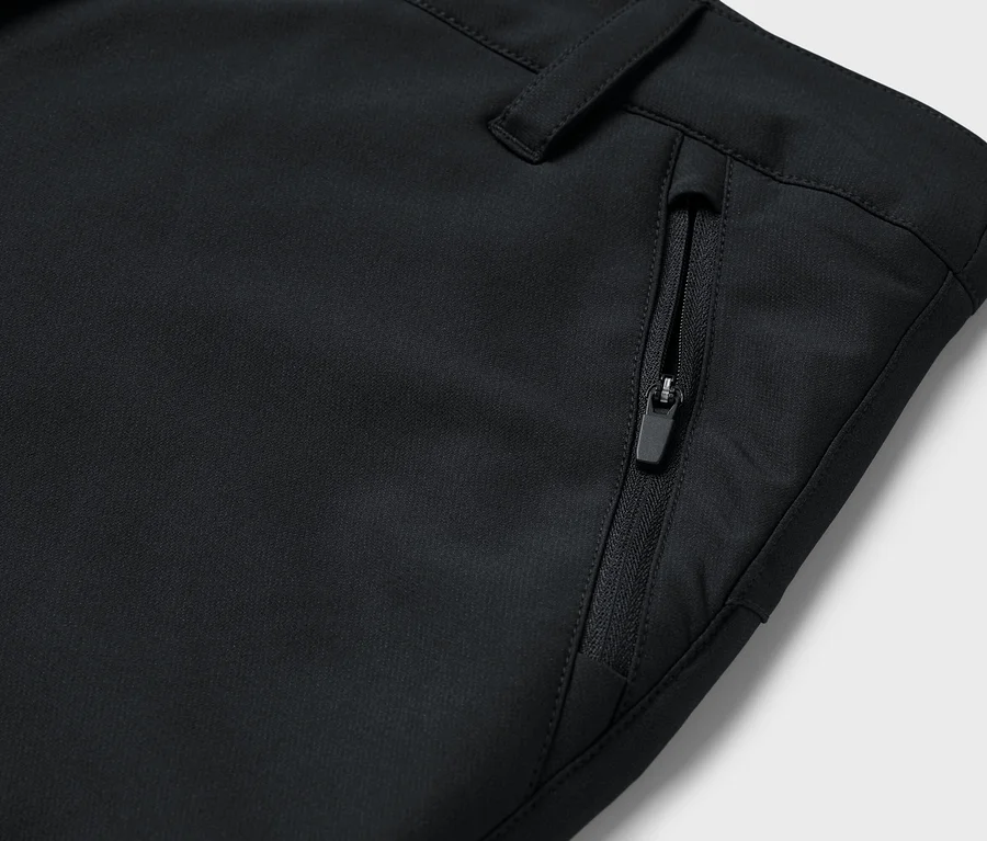 Detail einer schwarzen Hose mit Reißverschlusstasche.