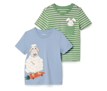 Zwei T-Shirts: ein blaues mit einem Schaf auf einer Karotte und ein grün-weiß gestreiftes mit einem Hasen in der Tasche.