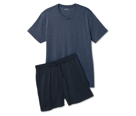 Ein blaues Kurzarm-T-Shirt liegt auf schwarzen Shorts.