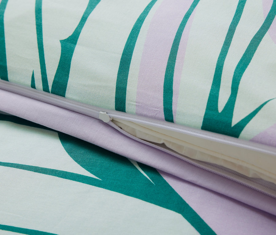 Detailansicht von Renforcé-Bettwäsche mit Blattmuster und Reißverschluss.