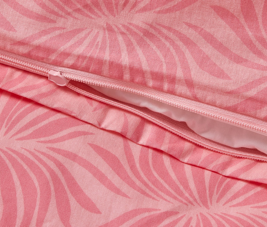 Detailansicht von rosafarbener Perkal-Bettwäsche mit Blattmuster und Reißverschluss.