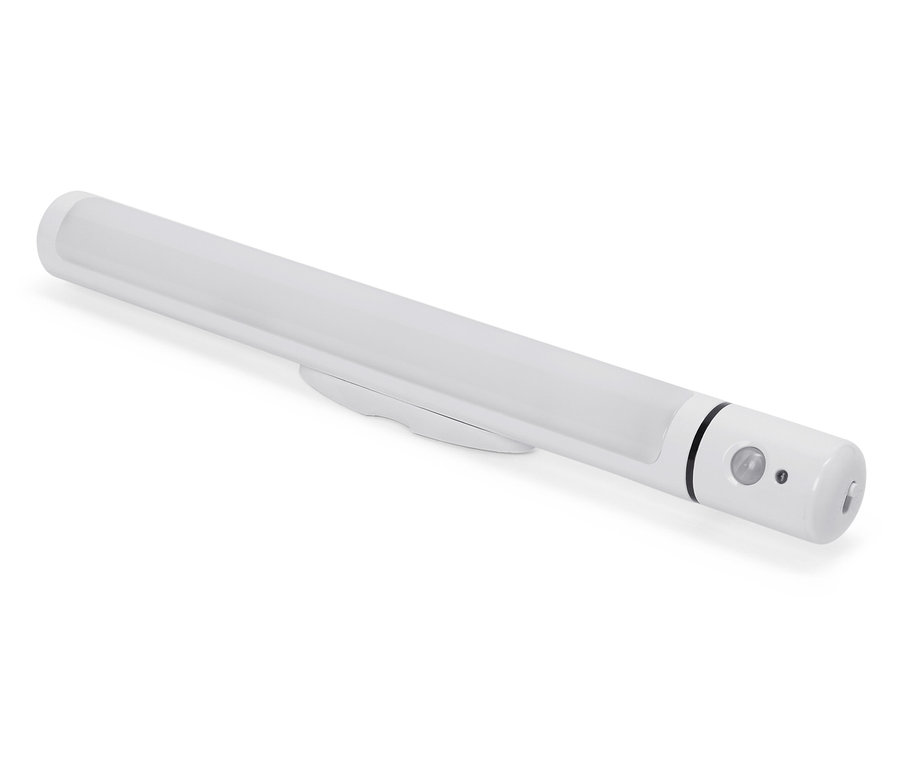 Eine weiße LED-Leuchte mit Bewegungssensor liegt auf einer weißen Oberfläche.