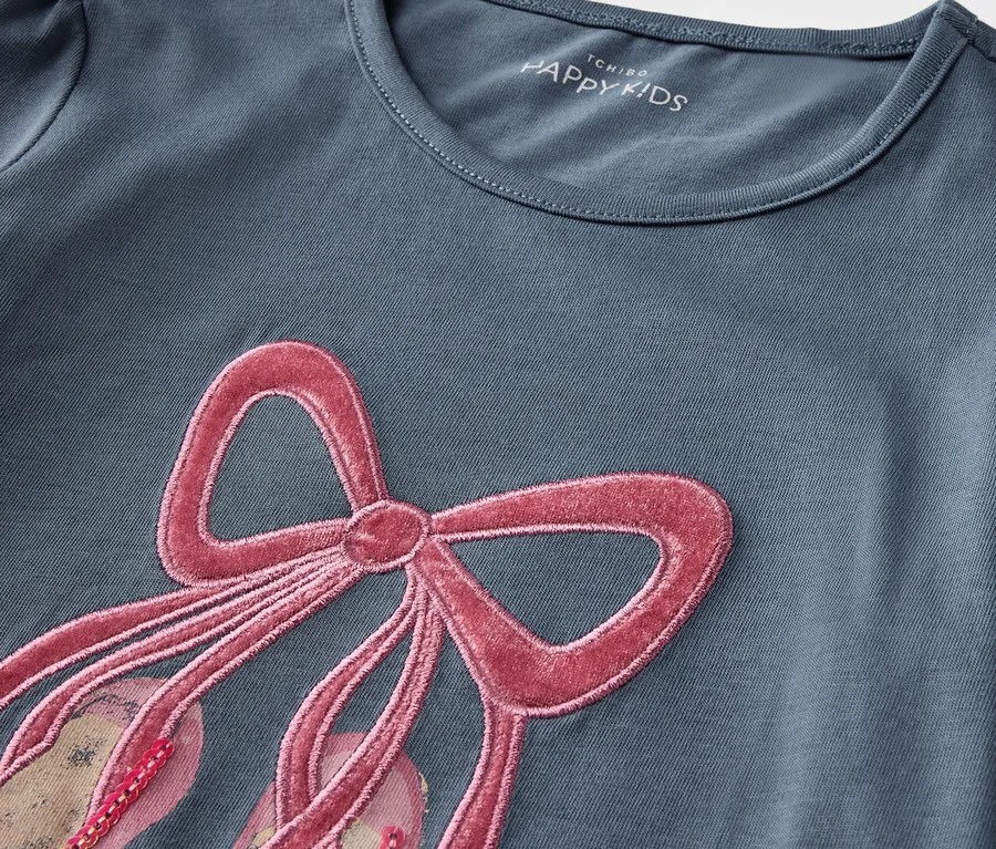 Blaues Kurzarm-T-Shirt mit Applikation von Ballettschuhen mit rosa Schleife.