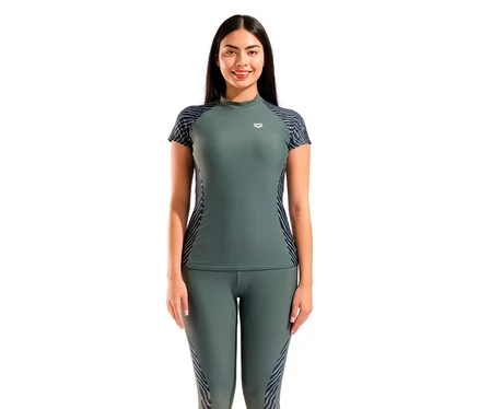 Frau trägt ein grünes arena Kurzarmshirt und Leggings mit Zebramuster.