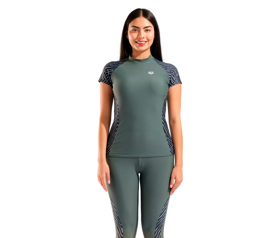 Frau trägt ein grünes arena Kurzarmshirt und Leggings mit Zebramuster.