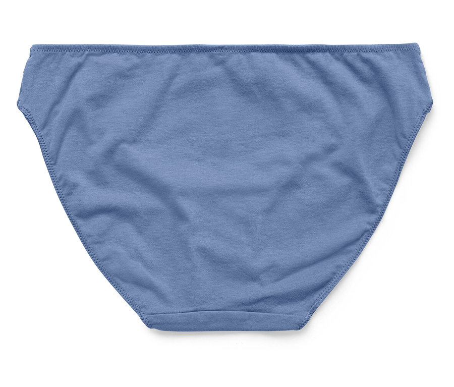 Ein einzelner, hellblauer Baumwollslip liegt auf einem weißen Hintergrund.