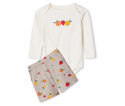 Baby-Set: Body und Shorts. Weißer Langarm-Body mit Fruchtstickerei und beigefarbene Shorts mit Fruchtmuster.