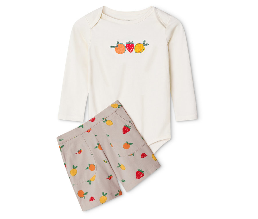 Baby-Set: Body und Shorts. Weißer Langarm-Body mit Fruchtstickerei und beigefarbene Shorts mit Fruchtmuster.