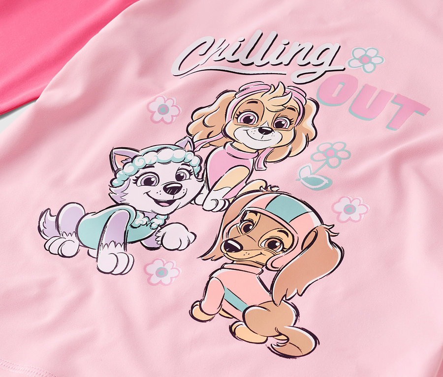 Auf einem rosafarbenen Stoff sind drei Paw Patrol-Welpen abgebildet: Everest, Skye und Zuma, zusammen mit dem Schriftzug "Chilling Out".