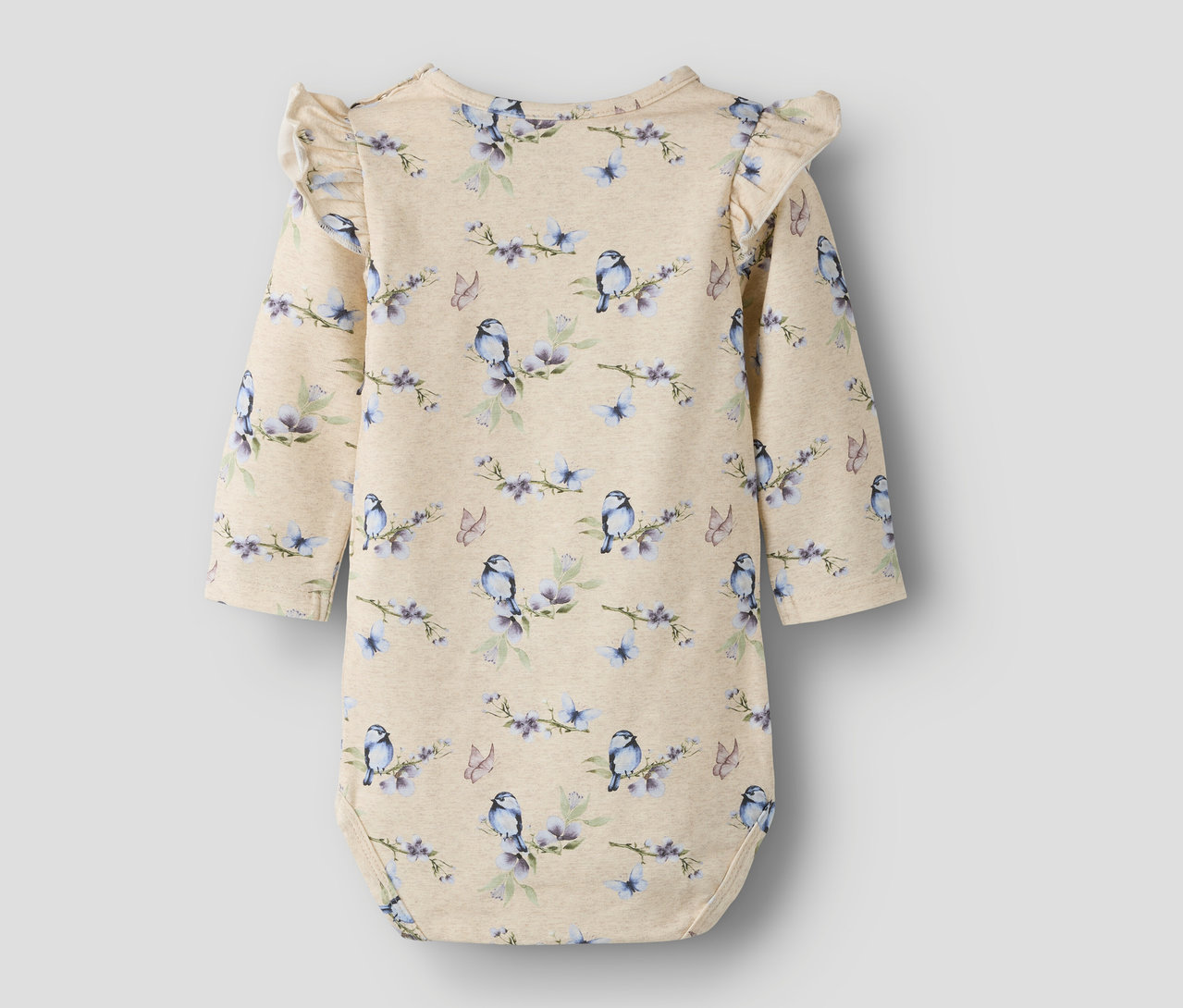Nahaufnahme des NAME IT Langarm-Bodys mit Vogel- und Blumenmuster.