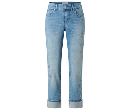Helle Jeans mit hochgekrempelten Hosenbeinen und floralen Stickereien.