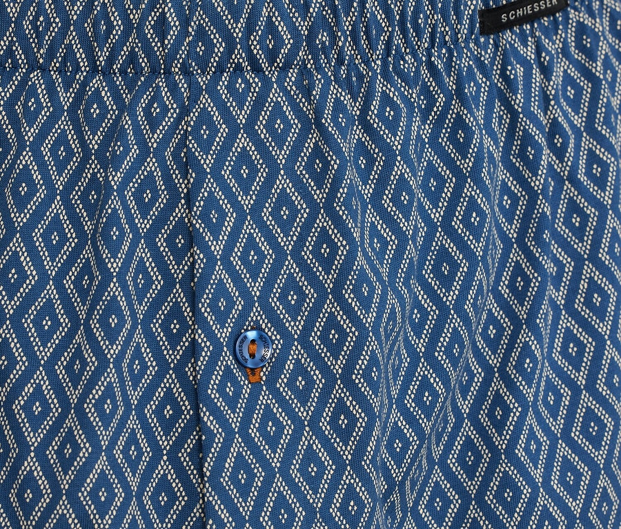 Nahaufnahme von blauen Schiesser Boxershorts mit weißem Rautenmuster und blauem Knopf.