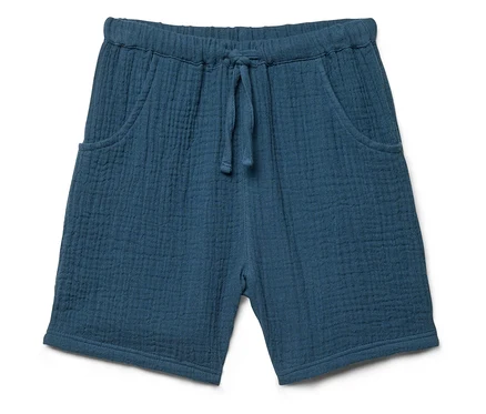 Blaue Shorts mit Kordelzug und Taschen.