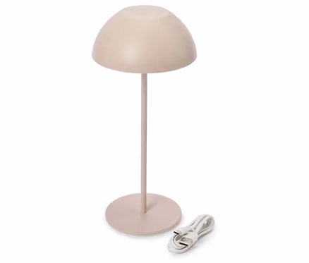 Beige Tischleuchte mit kuppelförmigem Schirm und Ladekabel auf weißem Hintergrund.