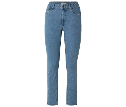Helle, eng anliegende Jeanshose mit Taschen und Reißverschluss auf weißem Hintergrund.