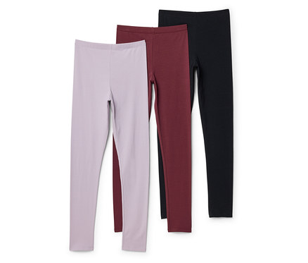 Drei Leggings in Lila, Weinrot und Schwarz liegen übereinander auf einem weißen Hintergrund.