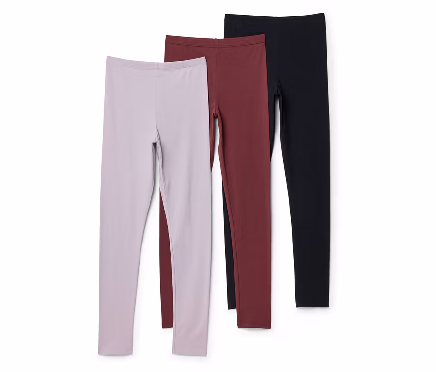 Drei Leggings in Lila, Weinrot und Schwarz liegen übereinander auf einem weißen Hintergrund.