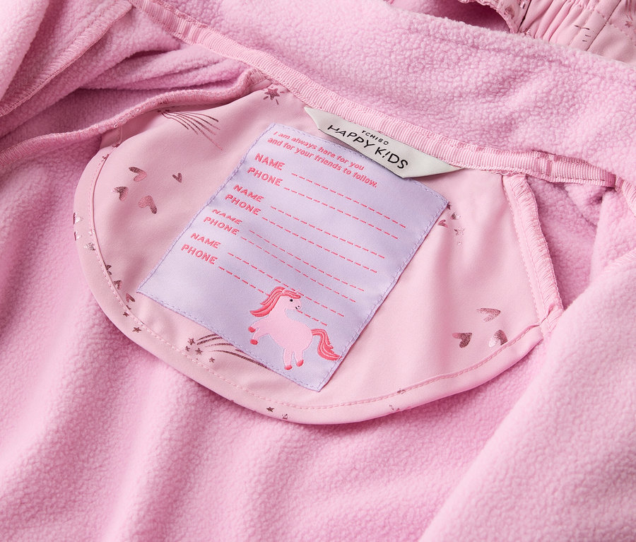 Innenansicht einer rosa Jacke mit Fleece-Futter und einem Etikett mit Einhornmotiv für Namens- und Telefonnummerangaben.