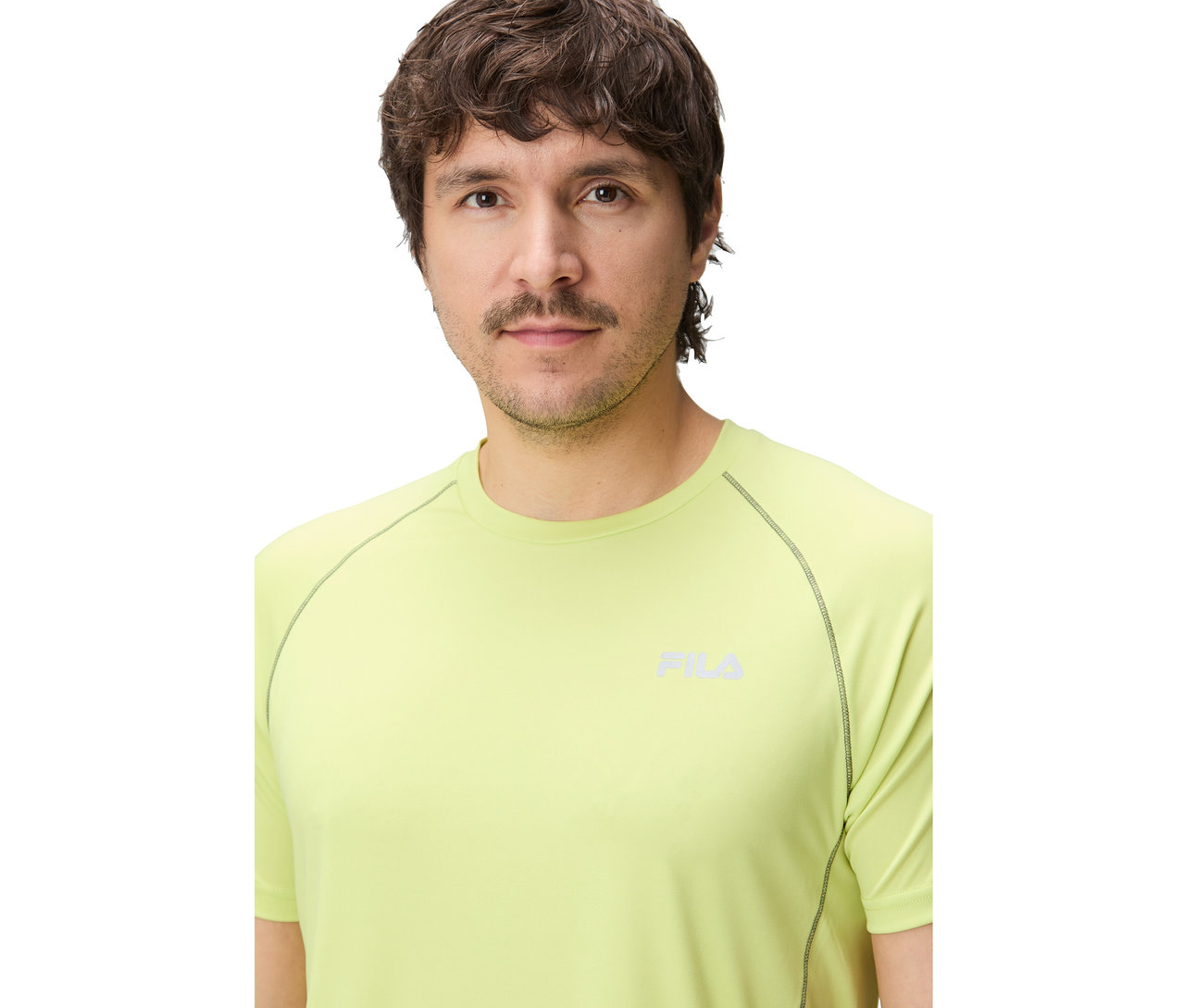 Mann trägt ein hellgrünes Fila T-Shirt.