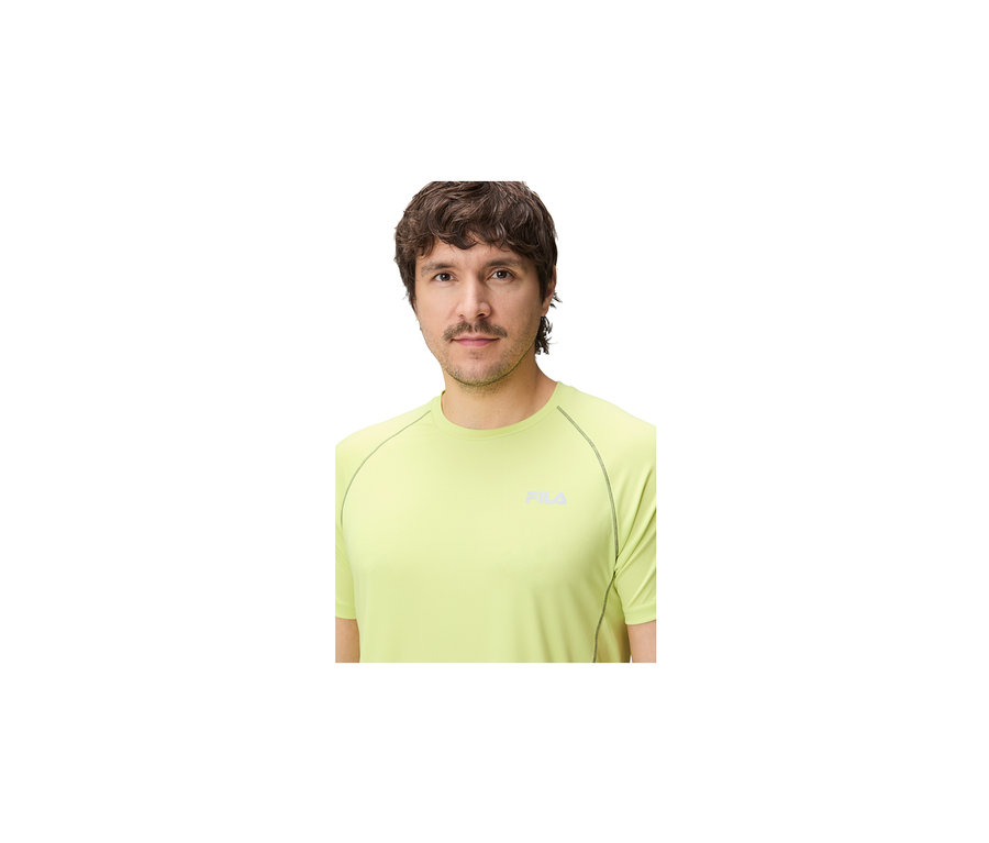 Mann trägt ein limegrünes FILA Herren-Funktionsshirt mit dunklen Nähten und FILA-Logo auf der Brust.