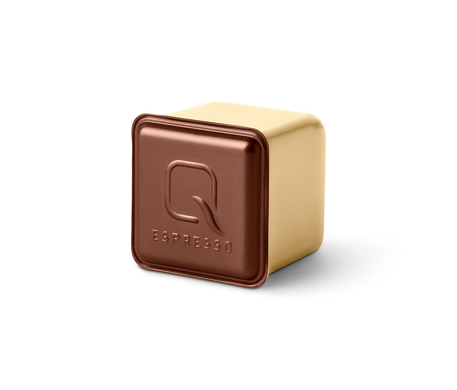 Qbo Flavoured Espresso Dark Choc Kapsel: würfelförmig, dunkelbraune Oberseite mit Q-Logo und ESPRESSO-Schriftzug, goldene Seiten.