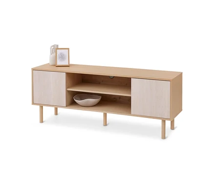 Helles Lowboard aus Holz mit zwei offenen Fächern, zwei geschlossenen Türen und sechs Beinen. Darauf stehen eine weiße Vase, ein Holzrahmen und eine Schale.