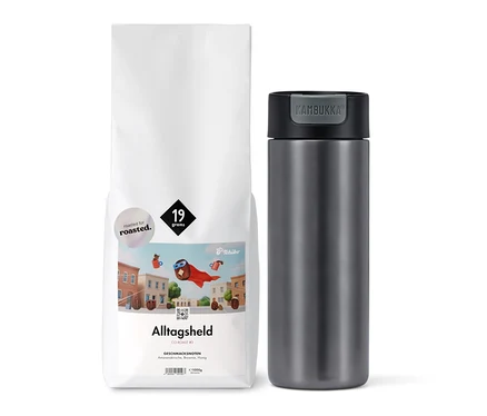 Ein weißer Sack Tchibo Alltagsheld Kaffee neben einer grauen Kambukka Thermosflasche.
