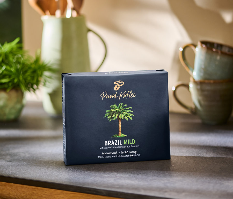 Eine Packung Privat Kaffee Brazil Mild 500 g steht auf einem Tisch.