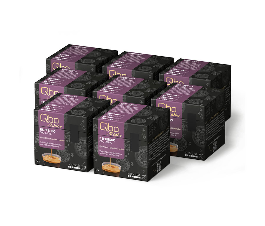 Acht dunkelviolette Qbo by Tchibo Espresso ORO LATINO Kapselpackungen, insgesamt 216 Kapseln, mit Intensität 7/10, sind gestapelt.