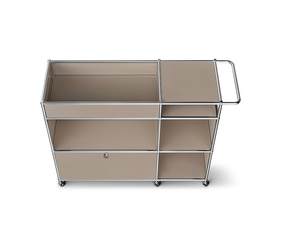 Beiger modularer Servierwagen mit Chromrahmen, perforiertem Metallpaneel oben, offenen Fächern, geschlossenem Schrank mit Knopf und Rollen.
